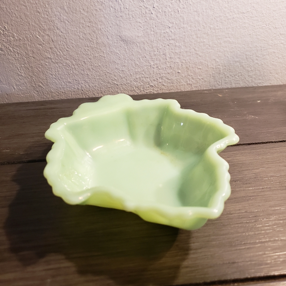 Vintage Jadeite Maple Leaf Dish. - Picture 2 of 5